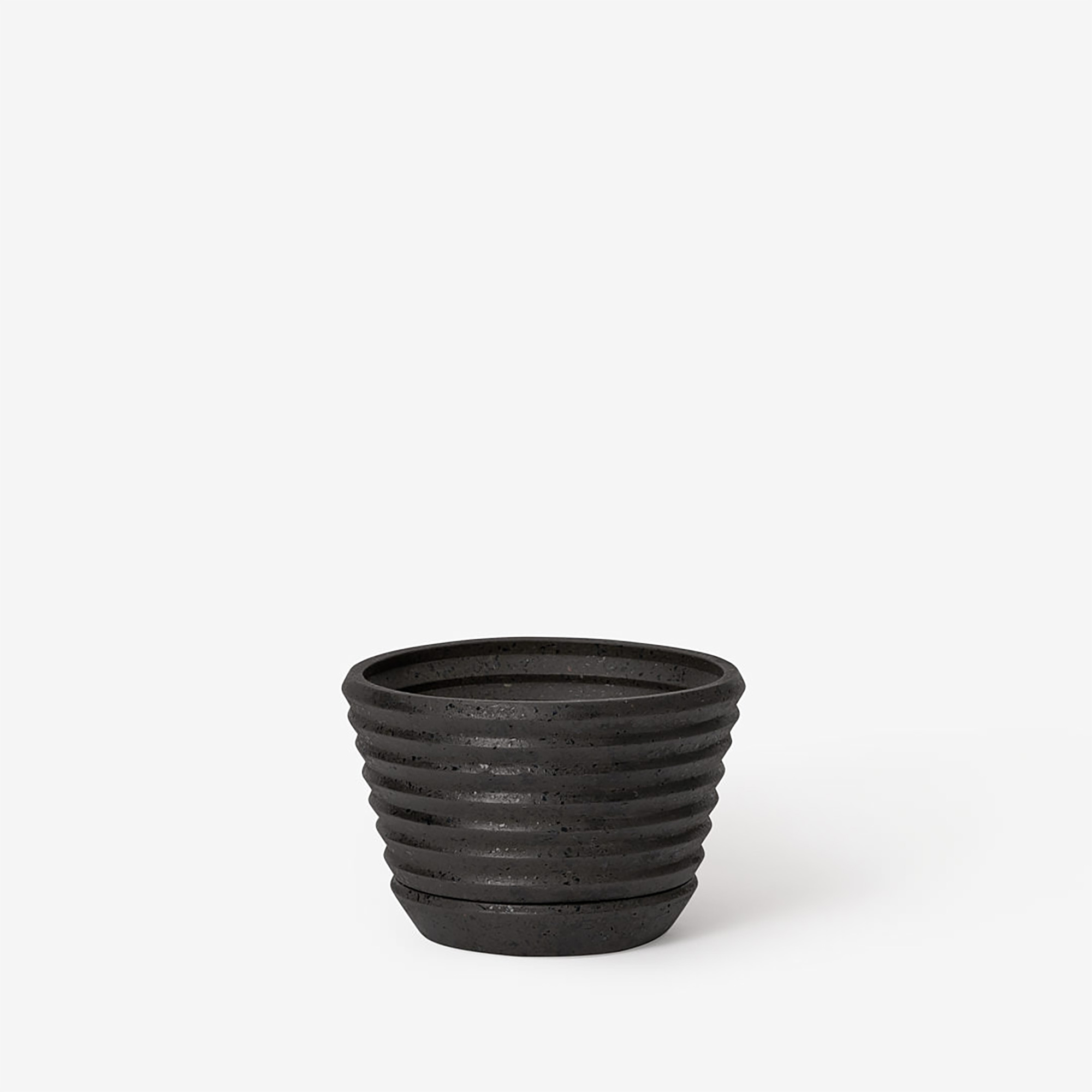 Racine Planter Carbon